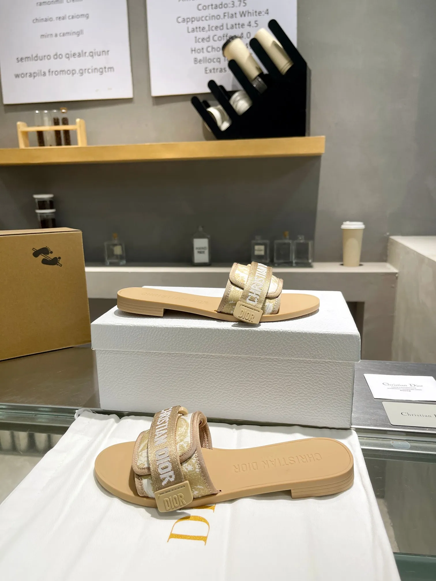 👟👟Ex-factory price 380👟👟 Dior D’s latest series of Velcro buckle sandals and slippers in new colors! Perfect reproduction of the original version, the most popular color matching fabric, super layered ▪️Original molded high-end TPU outsole (not ordinary rubber) ▪️Very comfortable and easy to walk. All upper materials are custom-made from the original ▪️3D electric embroidered three-dimensional cloth surface, very versatile, a must-have for lazy people in summer ▪️Number of yards: 35-41